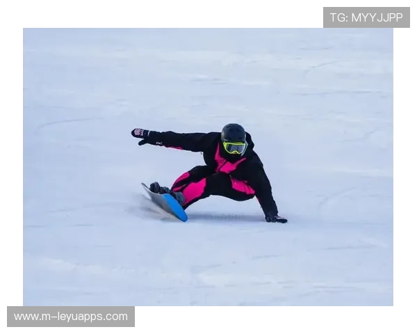 滑雪玩家雪地摆造型引发摄影师疯狂跟拍