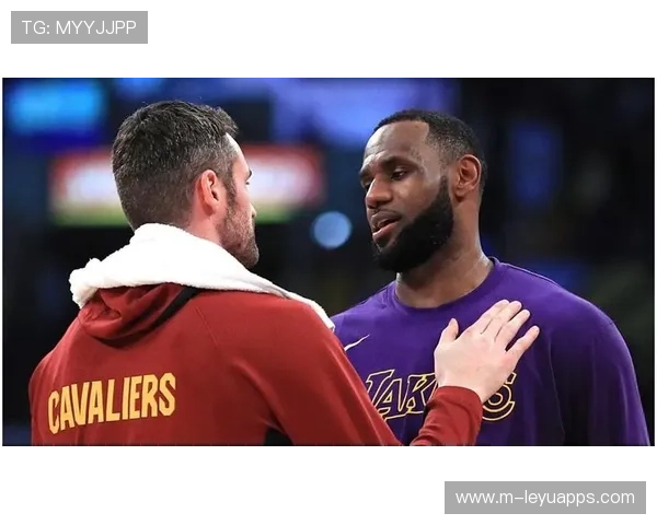 詹姆斯与小球员踢球视频登上热搜榜首，暖翻网友